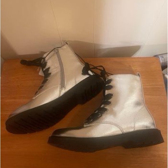 New In Box, Girls US Size 5 M There About Silver  Boots With Memory Foam. - Picture 2 of 5